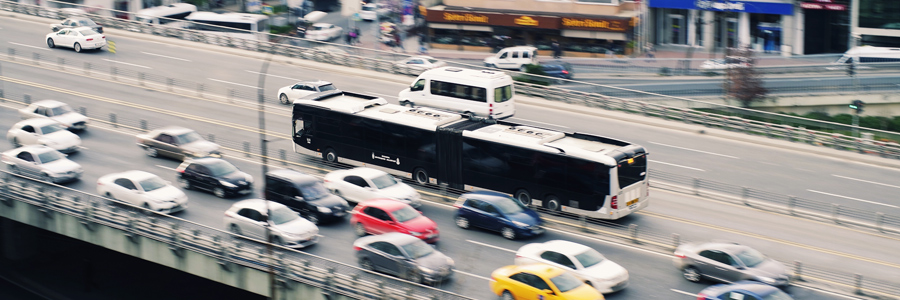Busy highway with traffic. Public transportation accidents in Toronto. Contact Conte and Associates, personal injury lawyers, in Whitby and Vaughan.